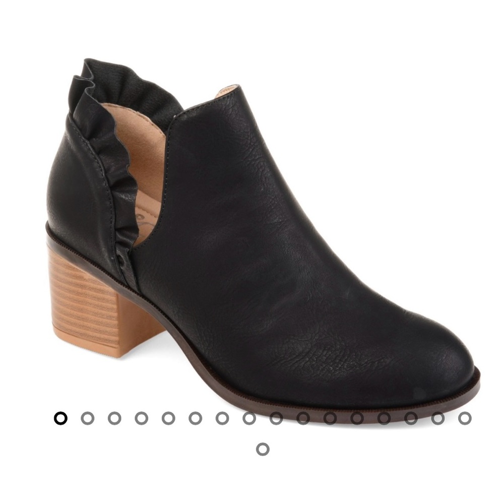 Journee Collection Lennie black booties - size 8.